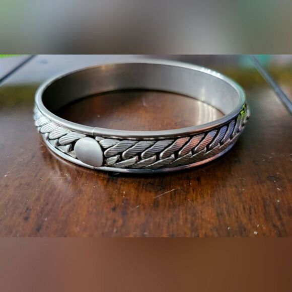 Casual Silvertone bracelet - Picture 3 of 3